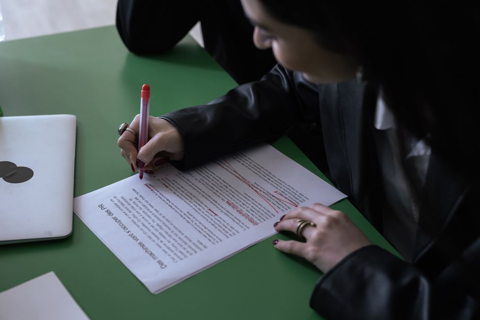 赤ペンで文書を校正・修正する様子