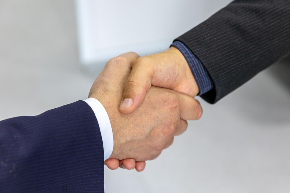 提携する企業同士の握手