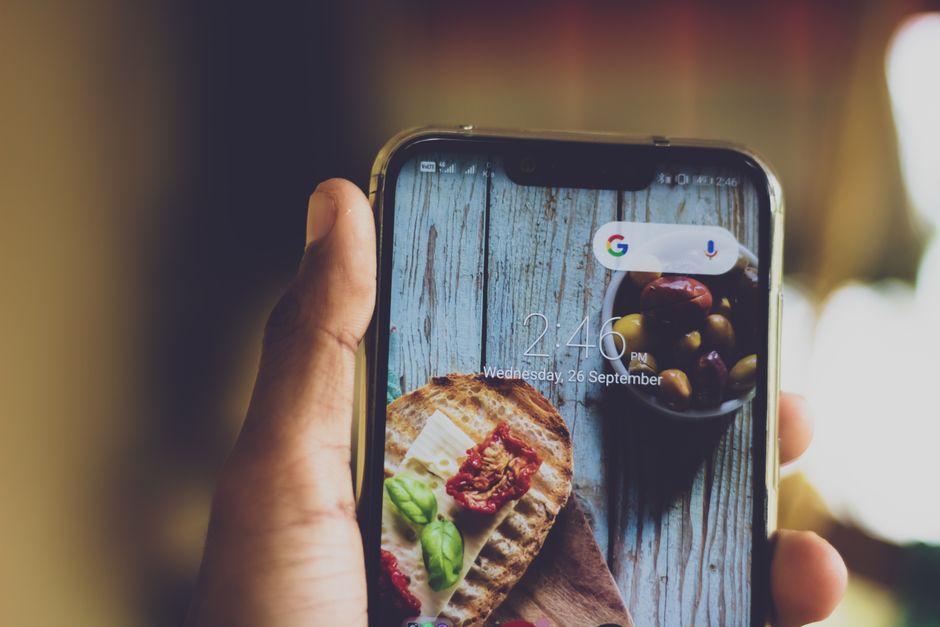 スマートフォンで検索するユーザーの手元
