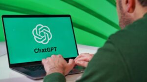 ノートパソコンでAIチャットに指示を入力する人