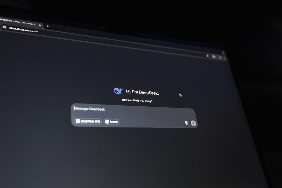 AIチャットの画面が表示されたデバイス