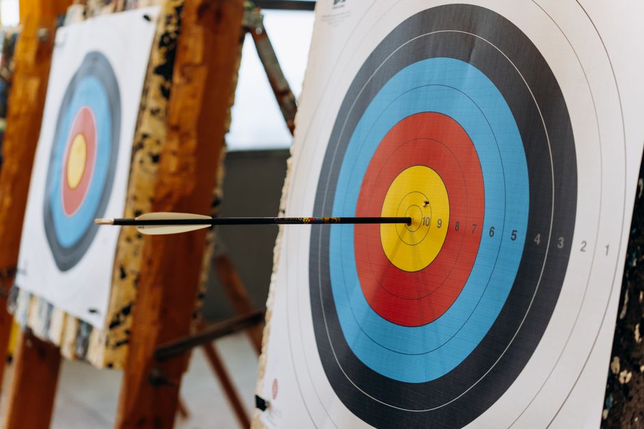 的の中心を射抜く目標達成のイメージ