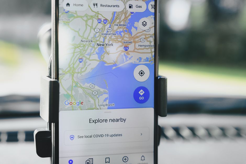 スマートフォンの地図アプリで場所を探す様子