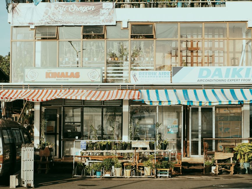 地域の商店街にある店舗の外観
