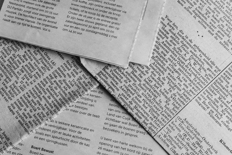 新聞の見出しが並ぶ紙面