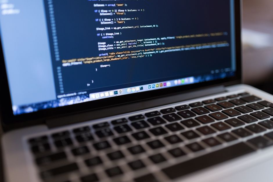 ノートパソコンに表示されたウェブサイト管理画面