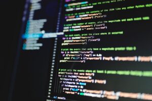 パソコン画面に表示されたテキストファイルとコード