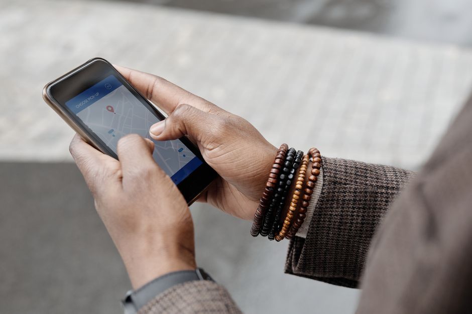 スマートフォンで検索するユーザーの手元
