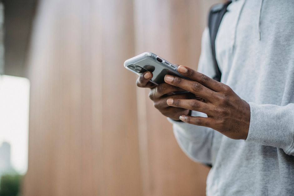 スマートフォンでブランドの口コミを確認する人