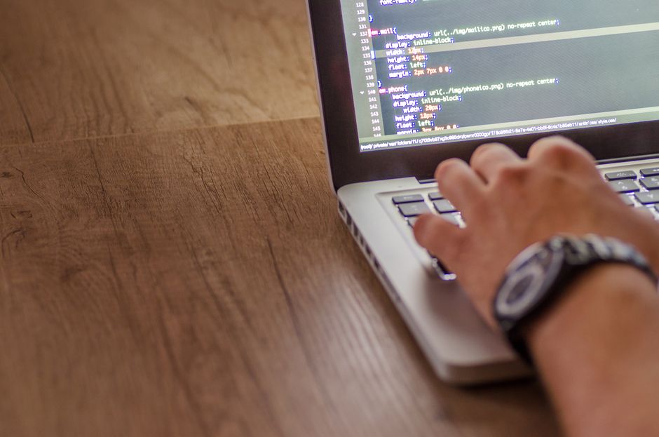 サイトの設定を確認するWeb担当者