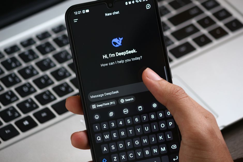 スマートフォンでAIチャットアプリを操作する人物
