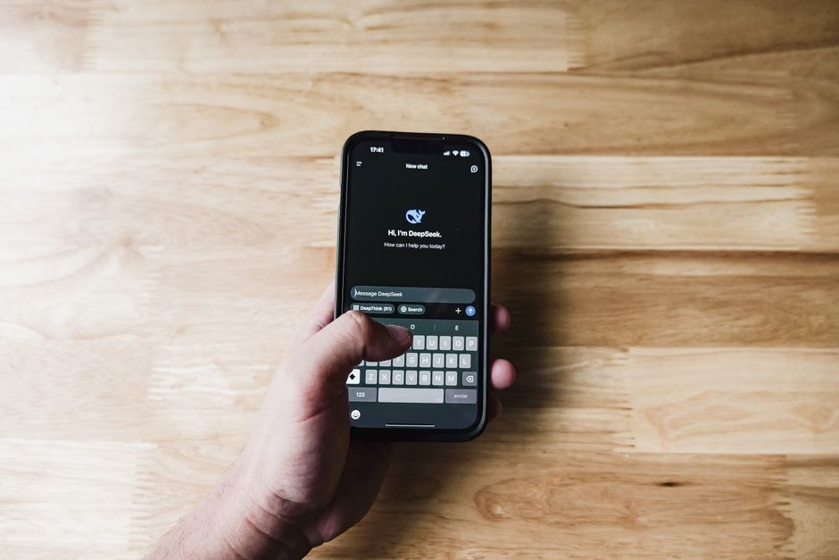 スマートフォンでAIチャットアプリを操作する人物