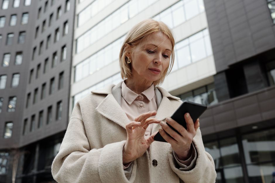 スマートフォンでアプリを確認する女性