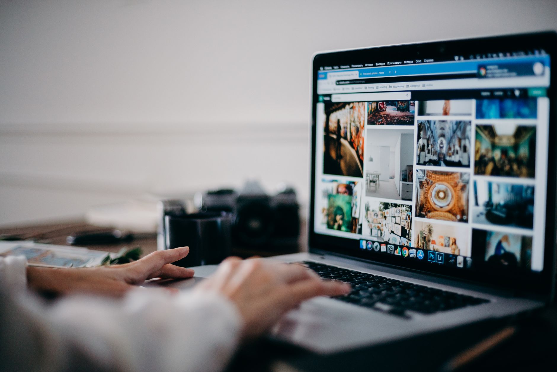 ノートパソコンでGoogle検索を利用する人物