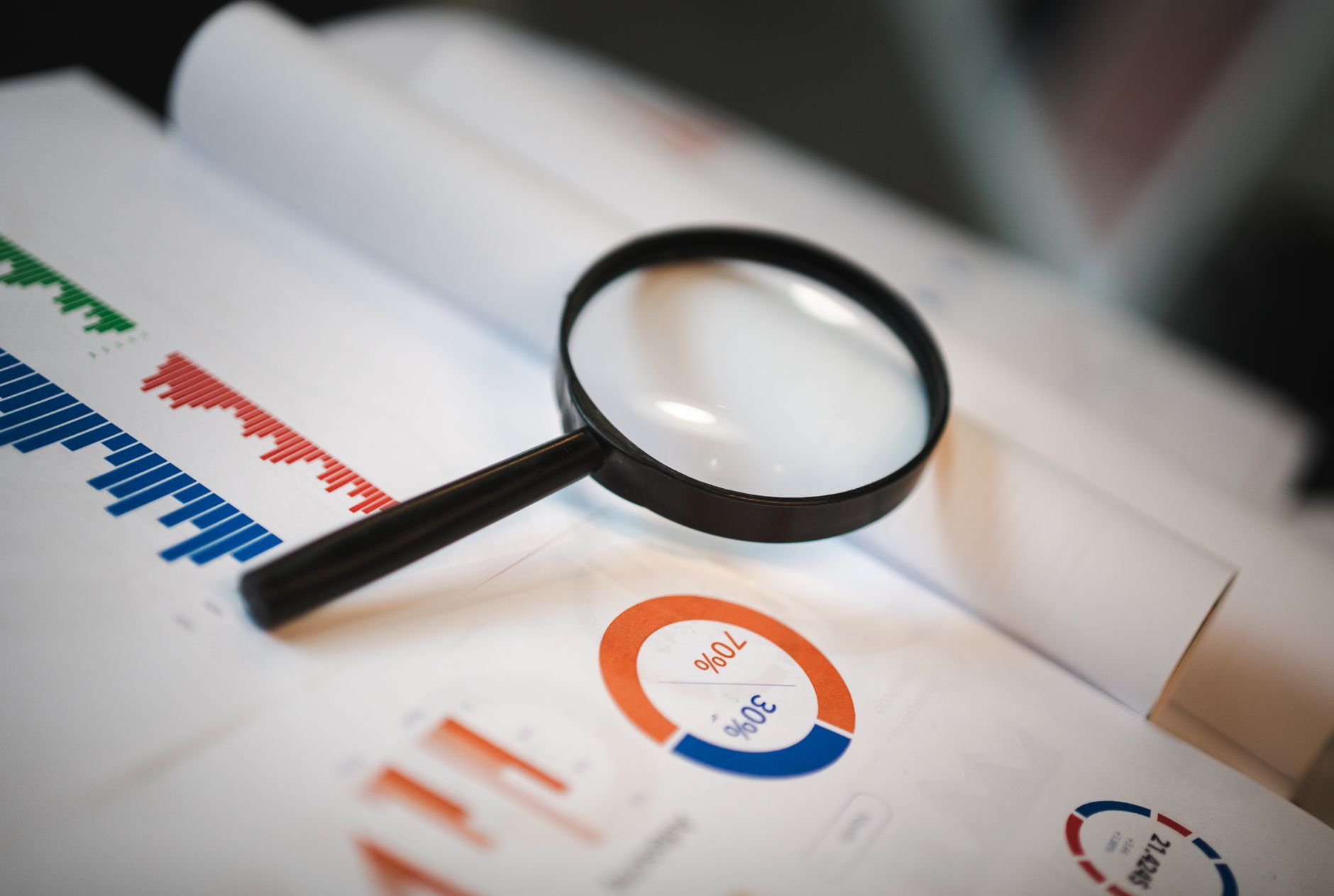 虫眼鏡でウェブサイトの分析データを確認する様子