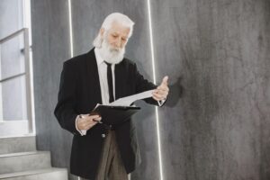 専門家が記事の内容を確認しているビジネスシーン