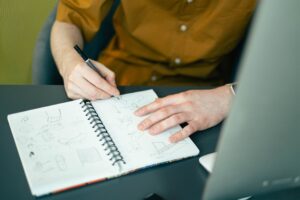 ノートにアイデアを書き出しながら次の記事ネタを考えている様子