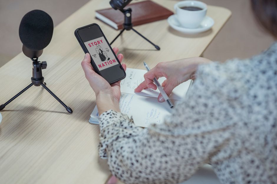 ノートとICレコーダーを使って取材を行う様子