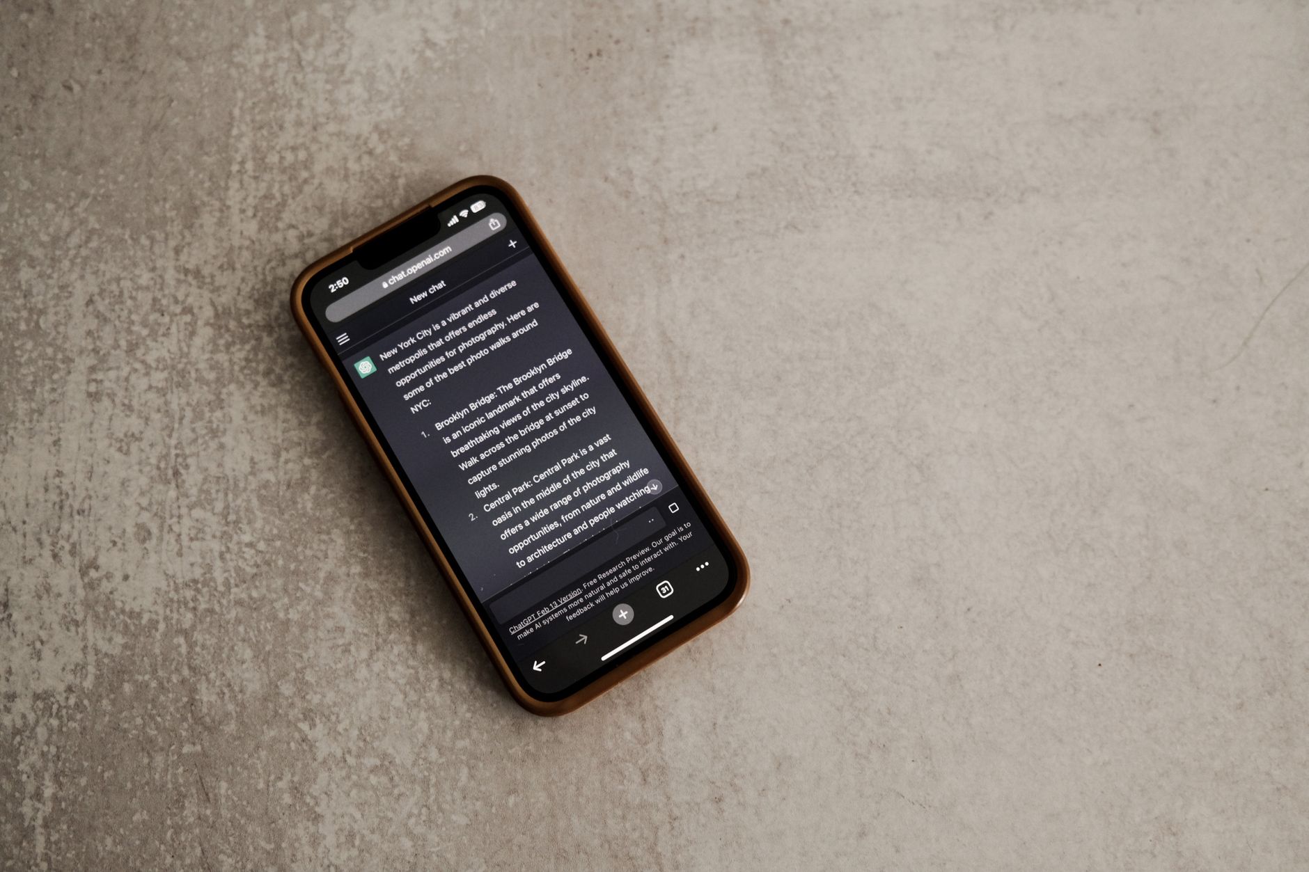 スマートフォンでブログ記事をスクロールしながら読んでいる様子