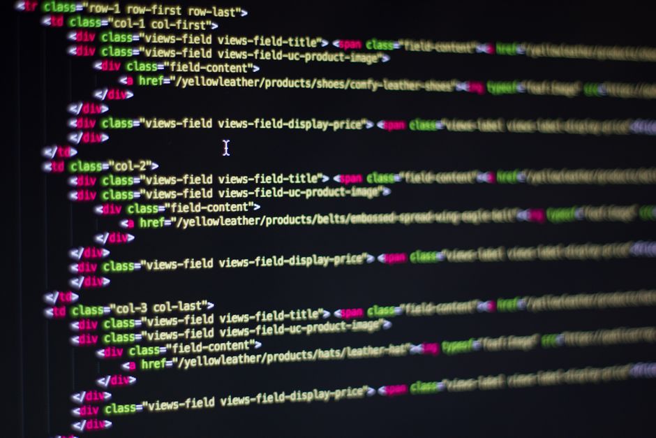 リダイレクト設定のコードを確認する様子