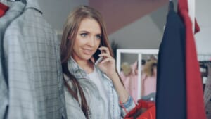 店舗で顧客がスマートフォンを操作している様子