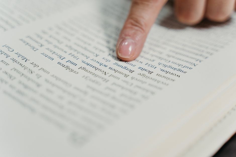 1冊にまとまった本と散らばった書類の対比