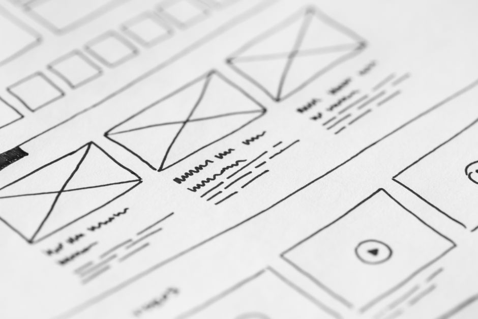 サイトリニューアルの設計画面を確認している様子