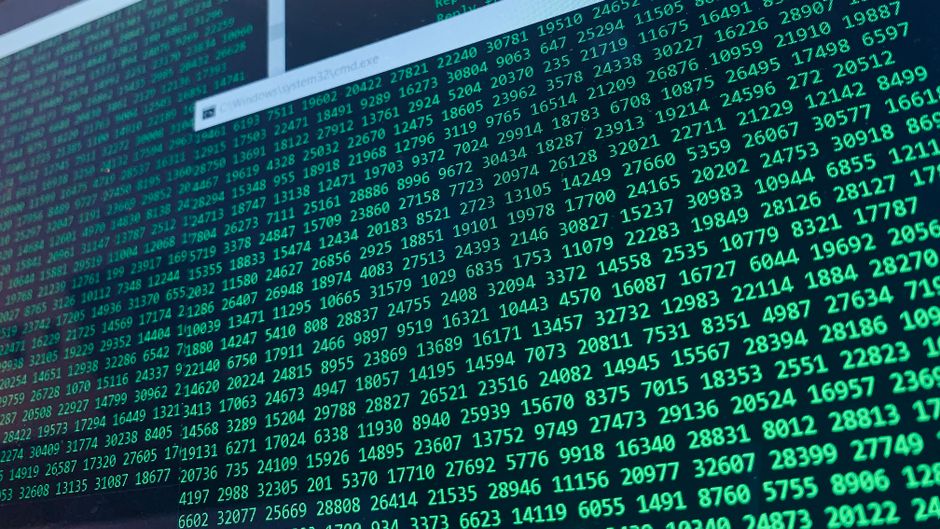 アルゴリズムによる警告を示すデジタルネットワークのイメージ
