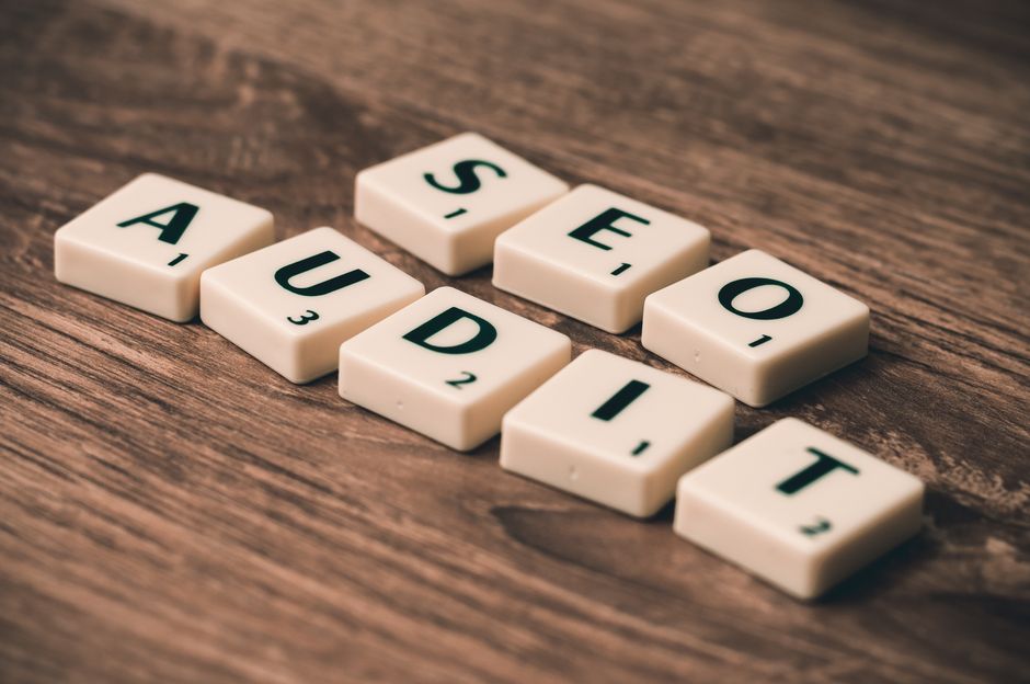 ノートパソコンでサイトの設定をチェックリストで確認している様子