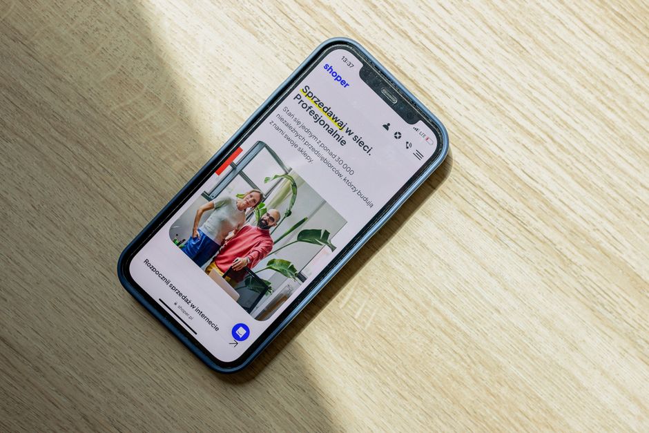 スマートフォンでカフェのホームページを閲覧している様子