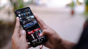 スマートフォンでYouTubeを視聴している様子