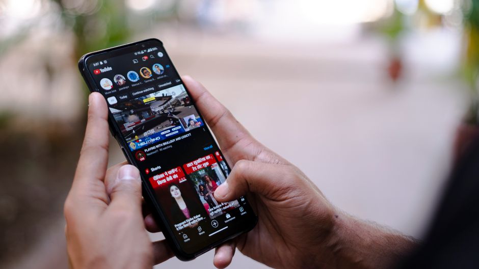 スマートフォンでYouTubeを視聴している様子